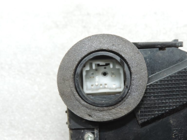 Oriģinālā Toyota Yaris P9 durvju slēdzene priekšējā kreisā centrālā bloķēšana 690400D140