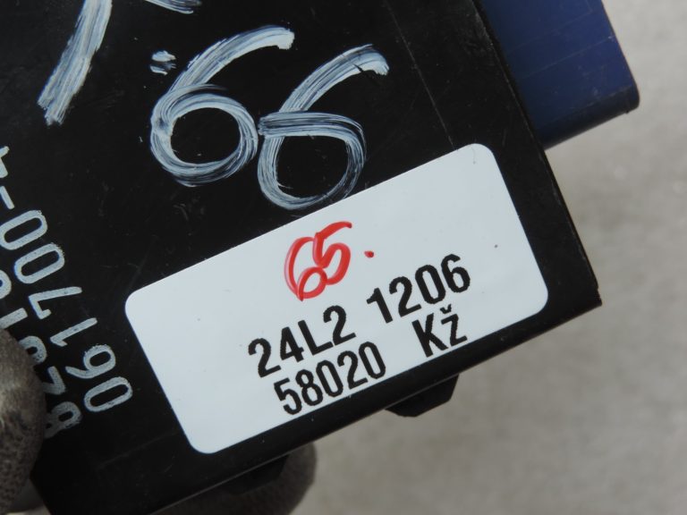 Oriģināls Toyota Yaris P9 priekšējo lukturu vadības bloka relejs Priekšējo lukturu vadības bloka relejs