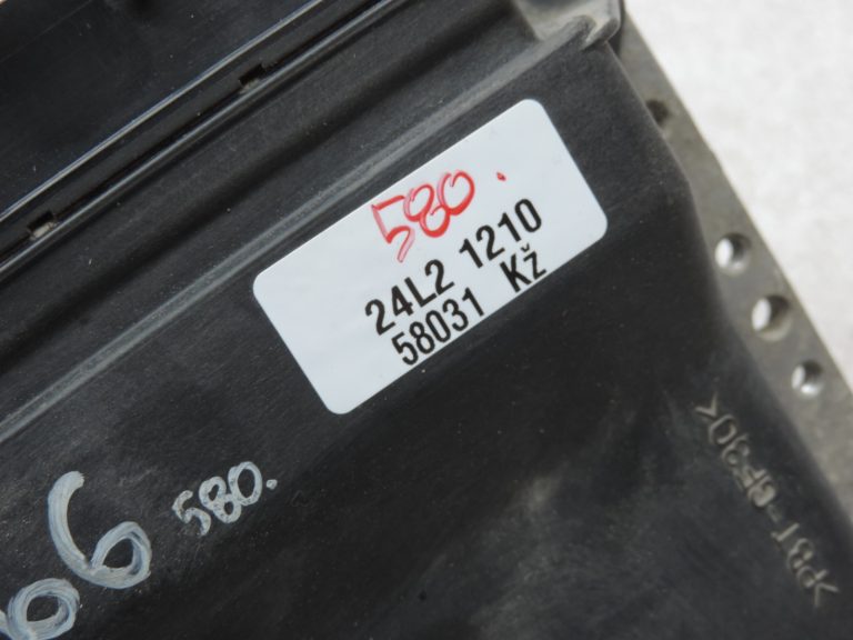 Oriģināls Toyota Yaris P9 1.3 VVT-i (2SZFE) motora vadības bloks 896610D310