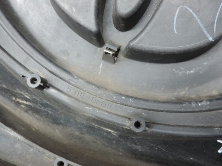 Oriģināls 2004-2009 Toyota Corolla Verso AR10 radiatora režģis krāsa: 1C3