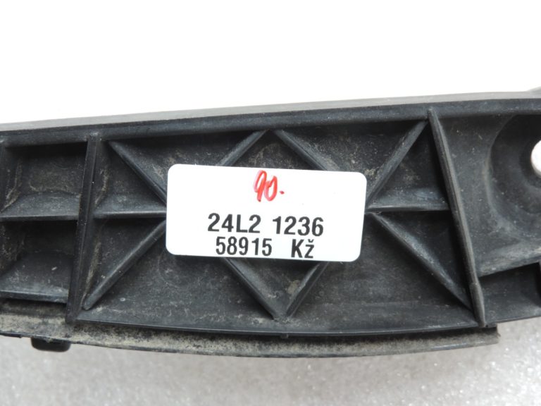 Oriģinālais 2004-2009 Toyota Corolla Verso AR10 aizmugurējā bampera kronšteins labajā pusē