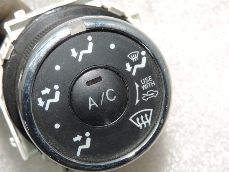 Oriģinālais 2011-2014 Toyota Yaris P13 gaisa kondicionēšanas apsildes A/C slēdzis