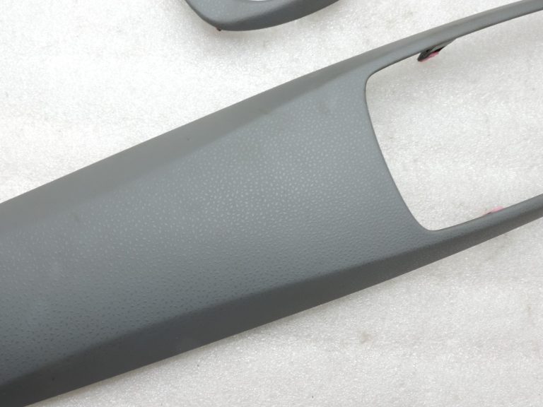 Oriģinālais 2011-2014 Toyota Yaris P13 instrumentu paneļa vāka komplekts 554700D030B0
