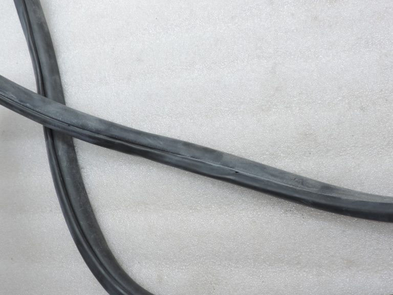 Oriģināls Toyota Yaris P13 Priekšējais labās puses virsbūves blīvējums Durvju atvēršanas blīvējums