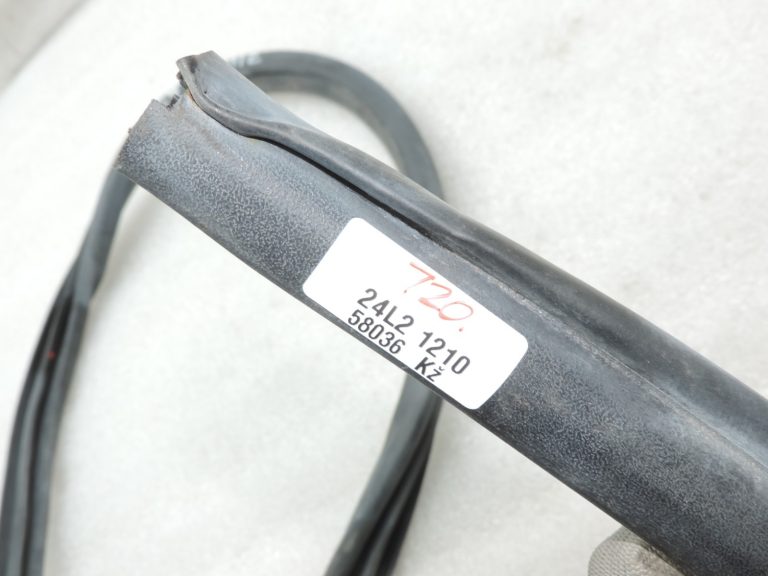 Oriģināls Toyota Yaris P13 Aizmugures kreisās puses virsbūves blīvējums Durvju atvēršanas blīvējums