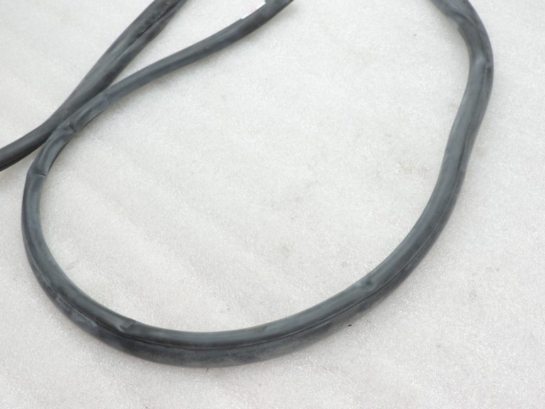 Oriģināls Toyota Yaris P13 Aizmugures kreisās puses virsbūves blīvējums Durvju atvēršanas blīvējums