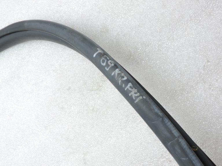 Oriģināls Toyota Yaris P13 Priekšējais kreisais virsbūves blīvētājs Durvju atvēršanas blīvējums