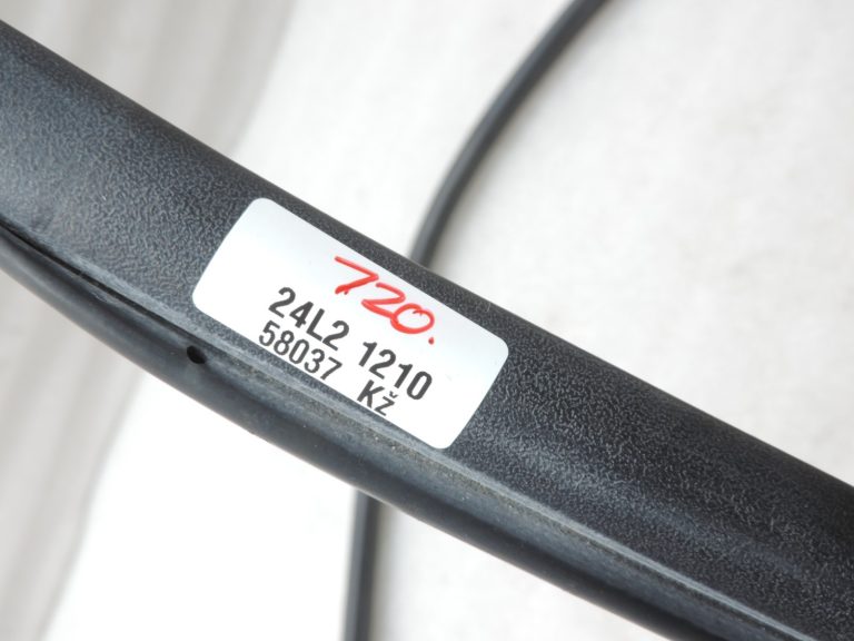 Oriģināls Toyota Yaris P13 Priekšējais kreisais virsbūves blīvētājs Durvju atvēršanas blīvējums