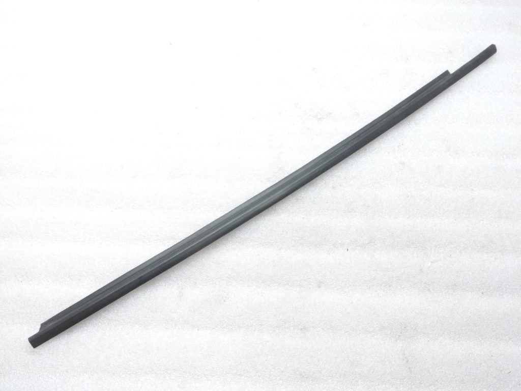 Oriģināls Toyota Yaris P13 priekšējā kreisā loga blīvējuma līstes 682100D150