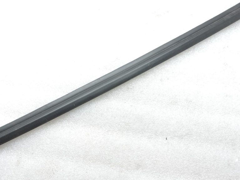Oriģināls Toyota Yaris P13 priekšējā kreisā loga blīvējuma līstes 682100D150
