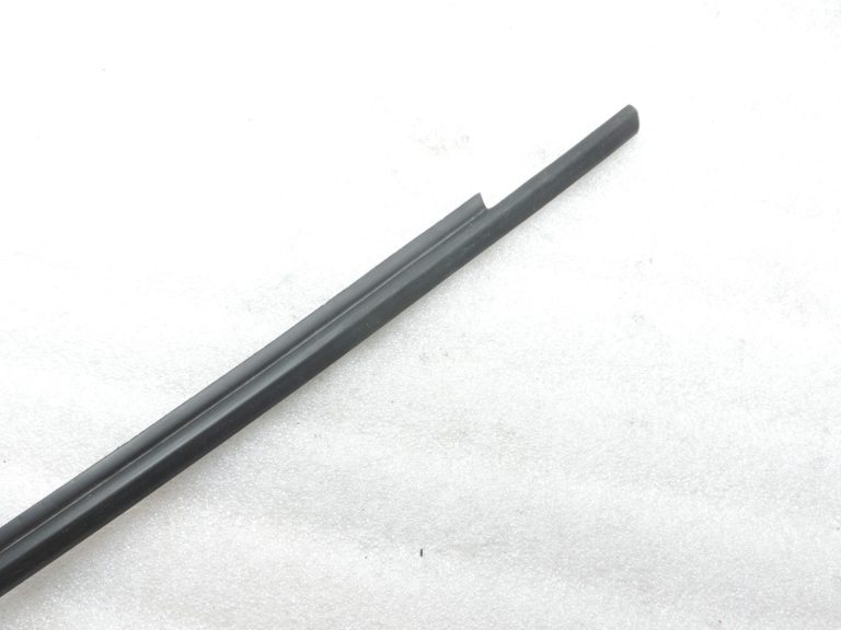 Oriģināls Toyota Yaris P13 priekšējā kreisā loga blīvējuma līstes 682100D150