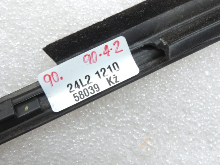 Oriģināls Toyota Yaris P13 priekšējā kreisā loga blīvējuma līstes 682100D150