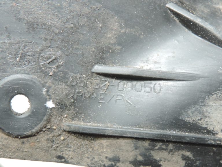 Oriģināls Toyota Yaris P13 aizmugurējā riteņa arkas dubļu atloku komplekts kreisajā un labajā pusē