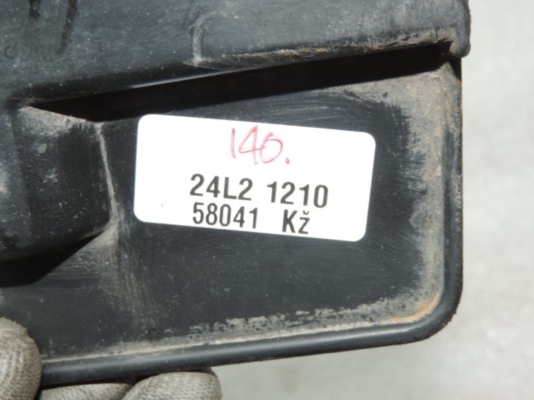 Oriģināls Toyota Yaris P13 aizmugurējā riteņa arkas dubļu atloku komplekts kreisajā un labajā pusē