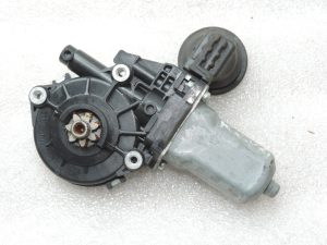 Oriģināls Toyota Yaris P13 priekšējais kreisais loga regulatora motors 698200D300