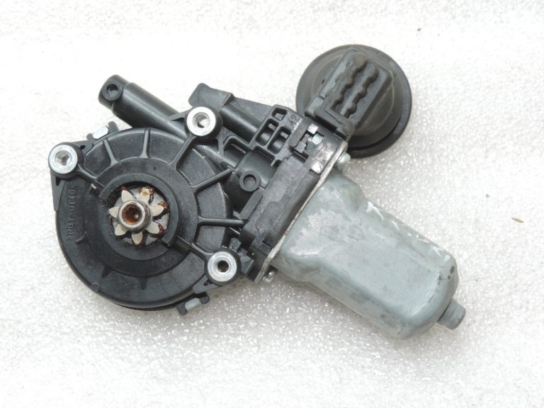 Oriģināls Toyota Yaris P13 priekšējais kreisais loga regulatora motors 698200D300