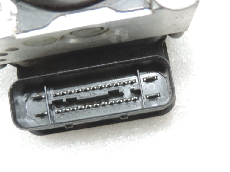 Oriģināls Toyota Yaris P13 ABS sūknis 89541-0D170, 44540-0D100