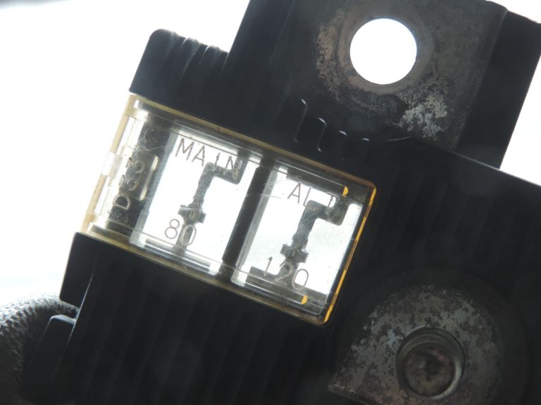Oriģināls Toyota Yaris P9/P13 akumulatora drošinātājs Fusible Link Main 80A Alt 120A