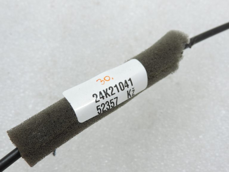 Oriģinālā Toyota Corolla Verso AR10 aizmugurējās kreisās puses durvju slēdzenes trose 697300F010
