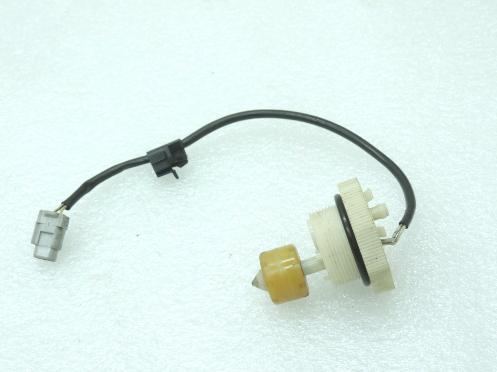 Oriģināls Toyota Avensis T25 2.0d/2.2d degvielas filtra ūdens sensors 8446120100