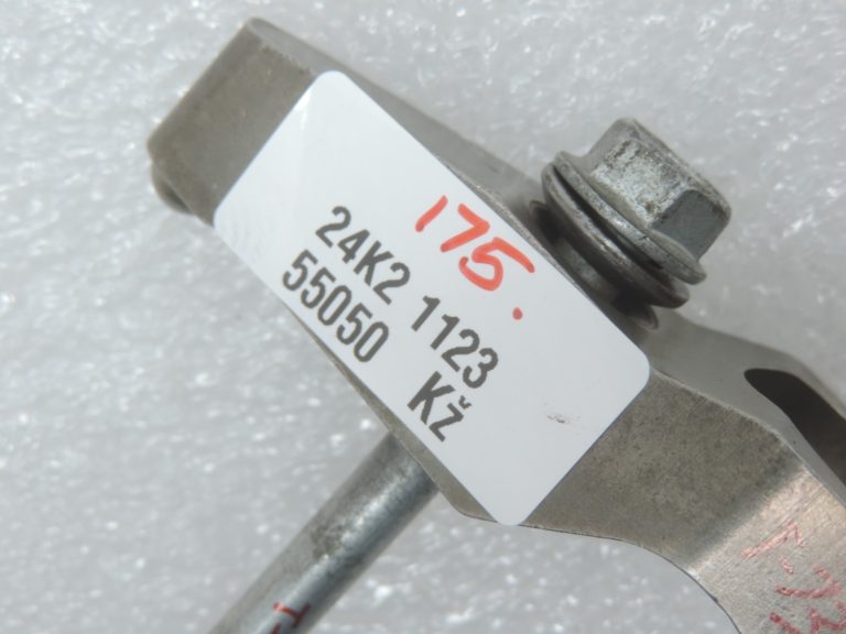 Oriģināls Toyota 2.2d 2ADFHV degvielas iesmidzinātāja kronšteins 236950R020