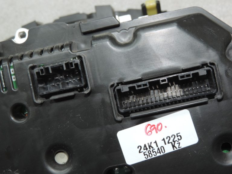 Oriģināls Toyota Yaris P13 1.0/1.3 benzīna spidometra mērinstrumentu komplekts 83800-0DP50
