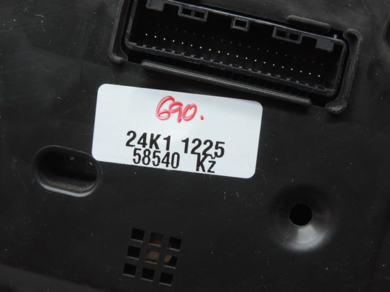 Oriģināls Toyota Yaris P13 1.0/1.3 benzīna spidometra mērinstrumentu komplekts 83800-0DP50