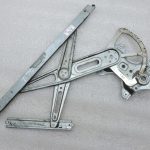 Oriģinālais 2012-2014 Toyota Yaris P13 Logu regulators priekšējais kreisais (bez motora)