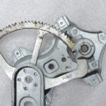 Oriģinālais 2012-2014 Toyota Yaris P13 Logu regulators priekšējais kreisais (bez motora)