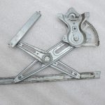 Oriģinālais 2012-2014 Toyota Yaris P13 Logu regulators priekšējais kreisais (bez motora)