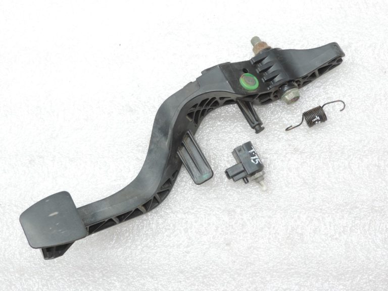 Oriģināls 2012-2020 Toyota Yaris P13 sajūga pedālis ar atsperi un slēdzi