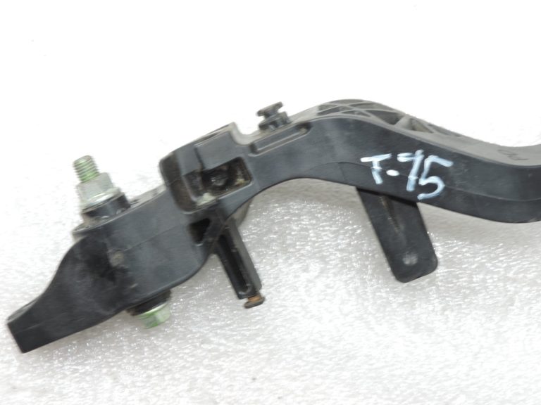 Oriģināls 2012-2020 Toyota Yaris P13 sajūga pedālis ar atsperi un slēdzi