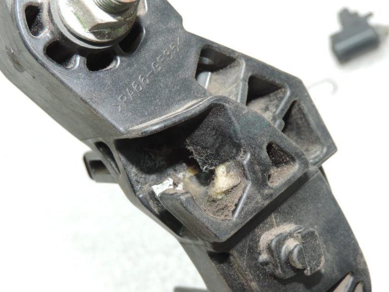 Oriģināls 2012-2020 Toyota Yaris P13 sajūga pedālis ar atsperi un slēdzi