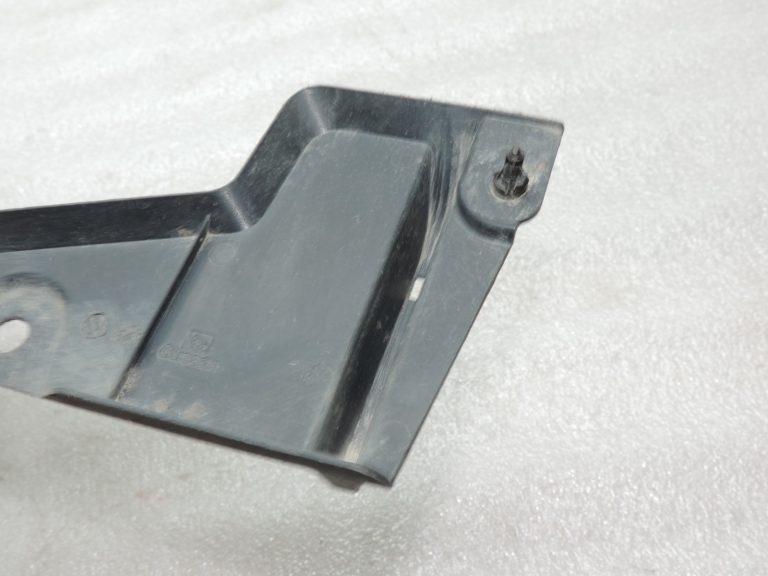Oriģināls 2012-2020 Toyota Yaris P13 aizmugurējā bampera apakšējā paneļa pārklājums