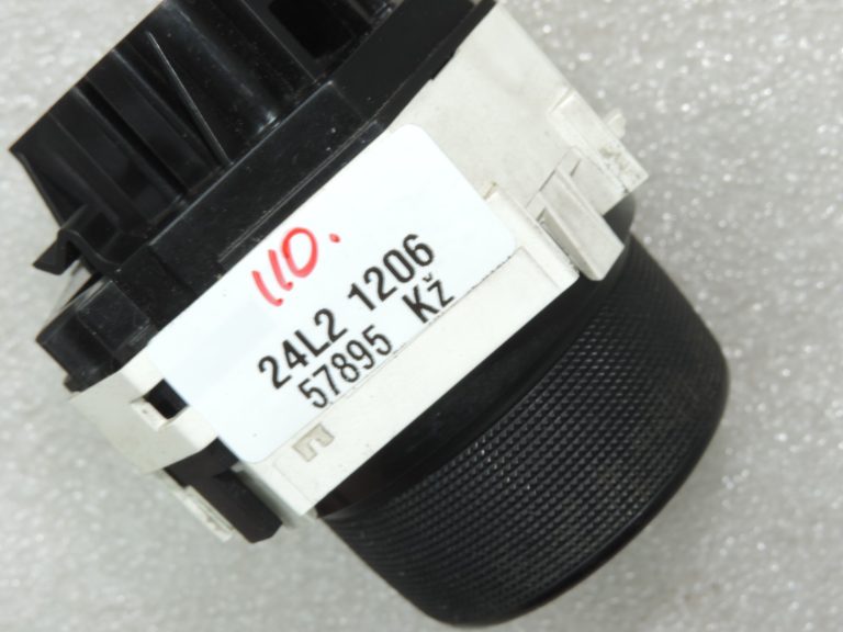 Oriģināls Toyota Yaris P13 gaisa kondicioniera sildītāja kontroles aizmugurējā stikla sildītāja slēdzis