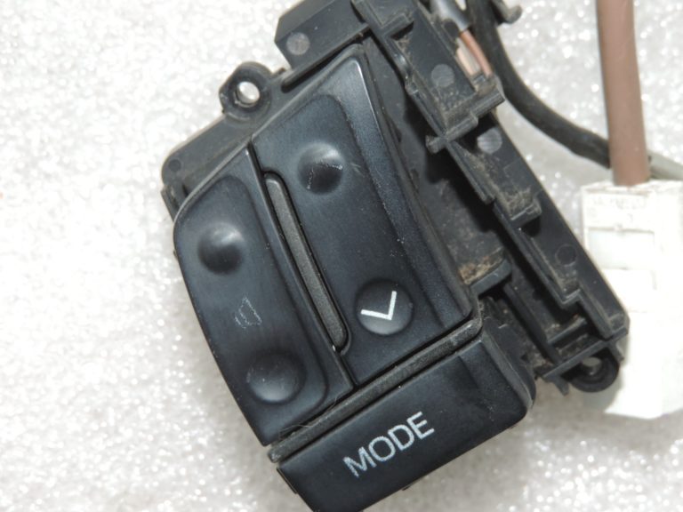 Oriģinālais 2011-2014 Toyota Yaris P13 stūres pārslēgs skaļuma slēdža režīms