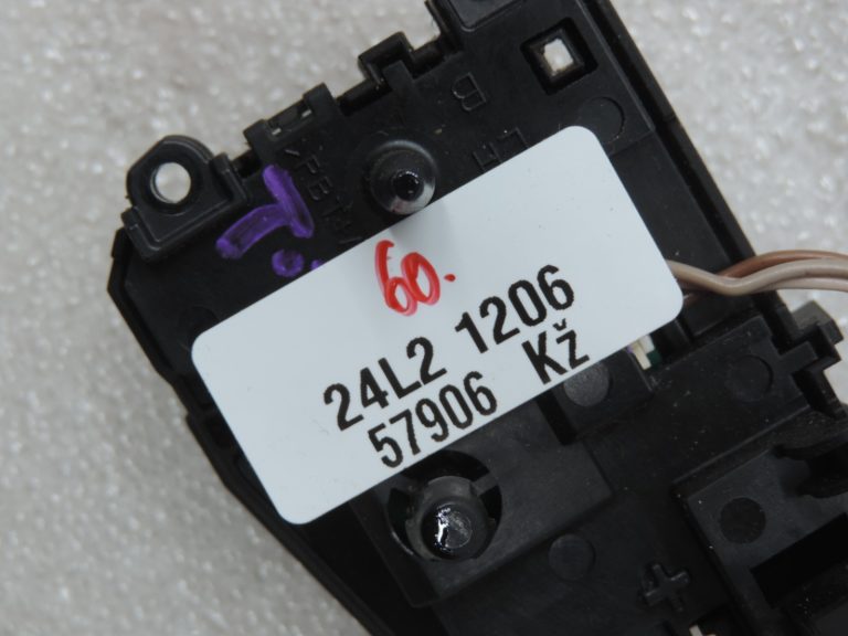 Oriģinālais 2011-2014 Toyota Yaris P13 stūres pārslēgs skaļuma slēdža režīms