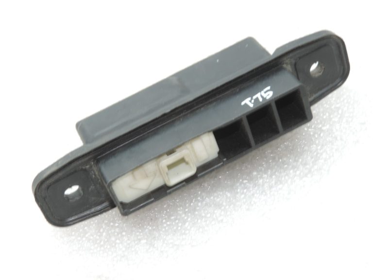 Oriģinālais Toyota Yaris P13 RAV4 Prius Corolla aizmugurējo durvju slēdzis 8484028030