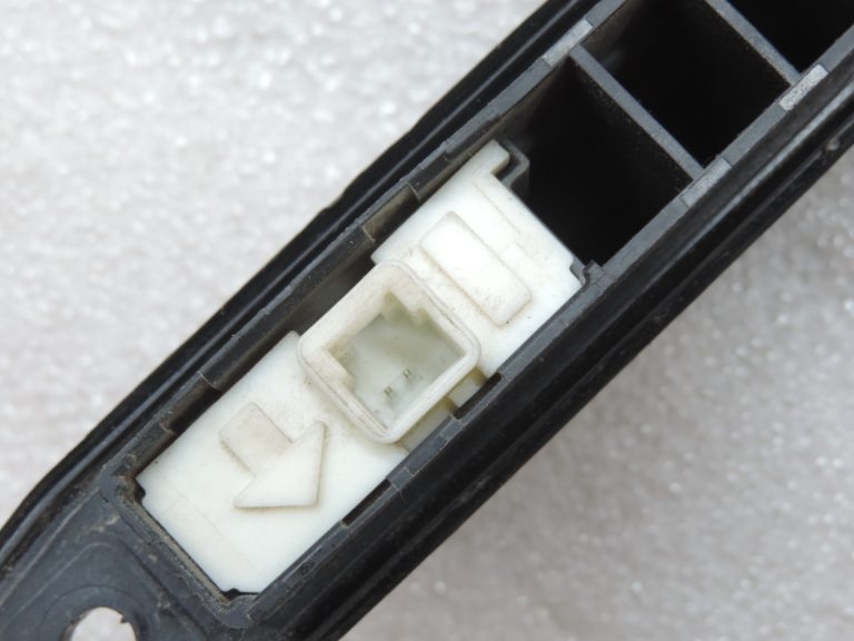 Oriģinālais Toyota Yaris P13 RAV4 Prius Corolla aizmugurējo durvju slēdzis 8484028030