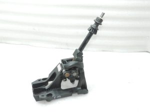 Oriģinālā Toyota Yaris P13 6 pakāpju manuālās pārnesumkārbas pārnesumu svira 335300D070