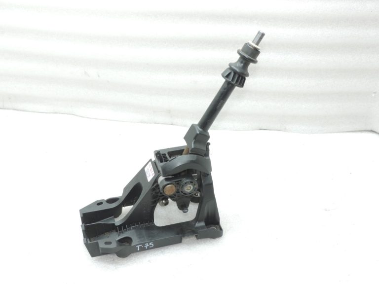 Oriģinālā Toyota Yaris P13 6 pakāpju manuālās pārnesumkārbas pārnesumu svira 335300D070
