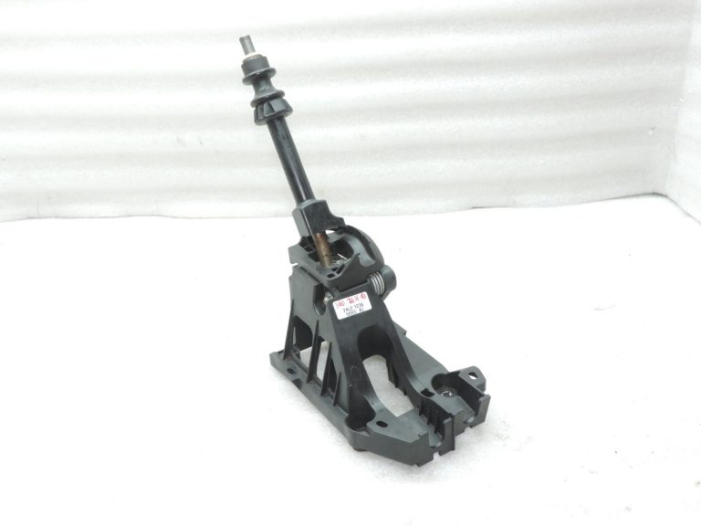 Oriģinālā Toyota Yaris P13 6 pakāpju manuālās pārnesumkārbas pārnesumu svira 335300D070