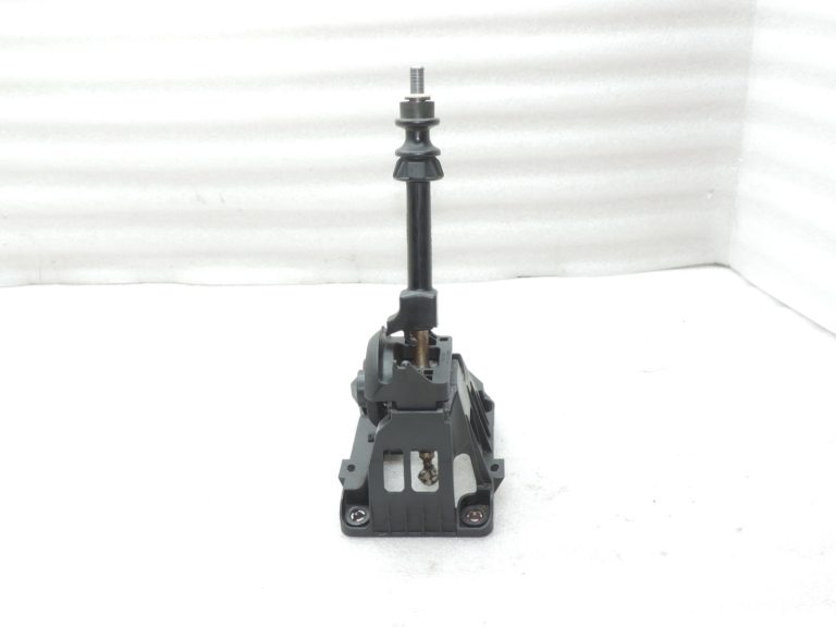 Oriģinālā Toyota Yaris P13 6 pakāpju manuālās pārnesumkārbas pārnesumu svira 335300D070