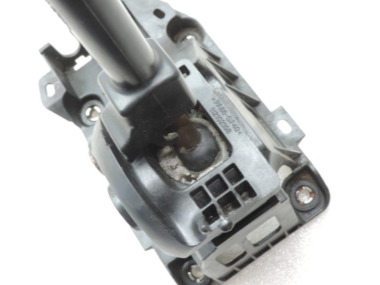Oriģinālā Toyota Yaris P13 6 pakāpju manuālās pārnesumkārbas pārnesumu svira 335300D070