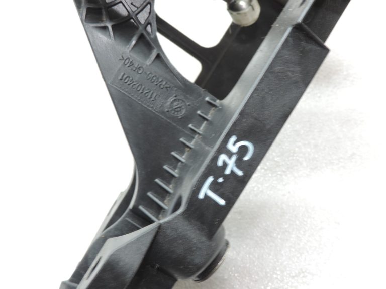 Oriģinālā Toyota Yaris P13 6 pakāpju manuālās pārnesumkārbas pārnesumu svira 335300D070