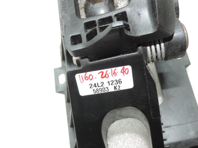 Oriģinālā Toyota Yaris P13 6 pakāpju manuālās pārnesumkārbas pārnesumu svira 335300D070