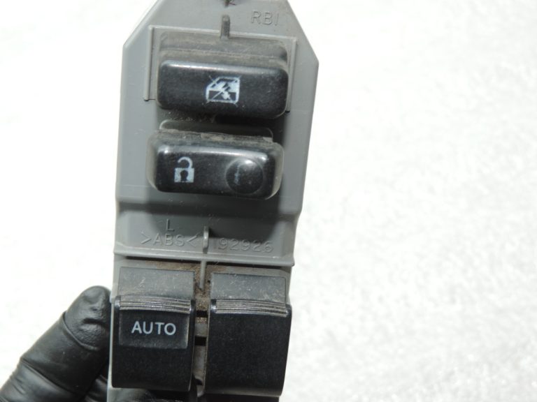 Oriģināls 2012-2020 Toyota Yaris P13 Elektriskā loga slēdzis priekšējais kreisais 848200D170