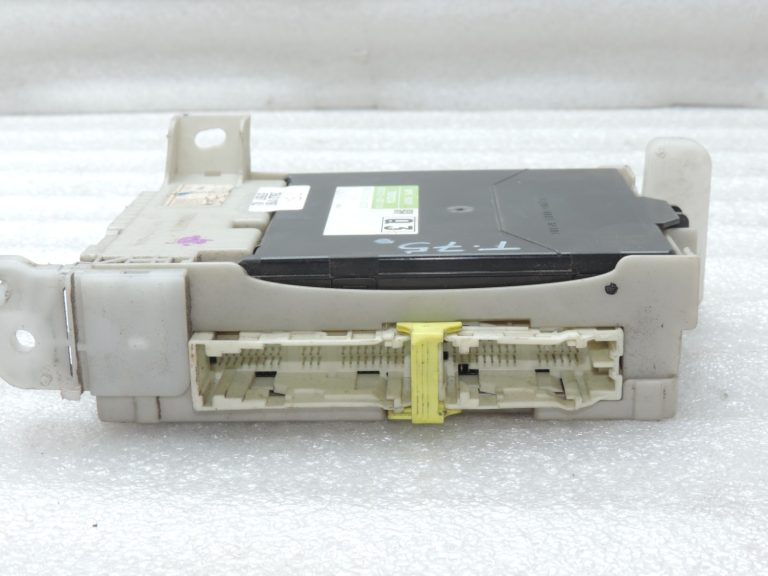 Oriģinālais 2012-2014 Toyota Yaris P13 drošinātāju kārbas vadības bloks