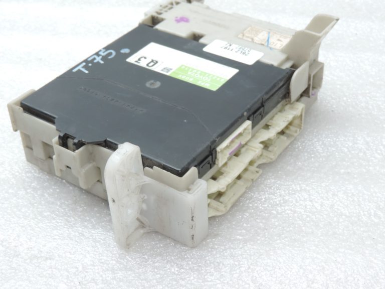 Oriģinālais 2012-2014 Toyota Yaris P13 drošinātāju kārbas vadības bloks