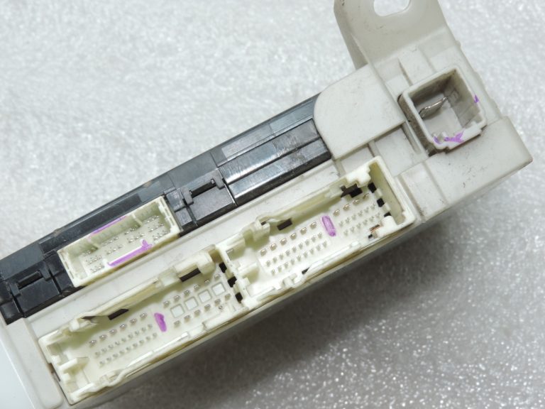 Oriģinālais 2012-2014 Toyota Yaris P13 drošinātāju kārbas vadības bloks
